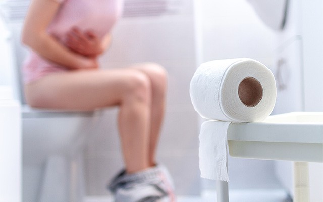 Frau auf Toilette