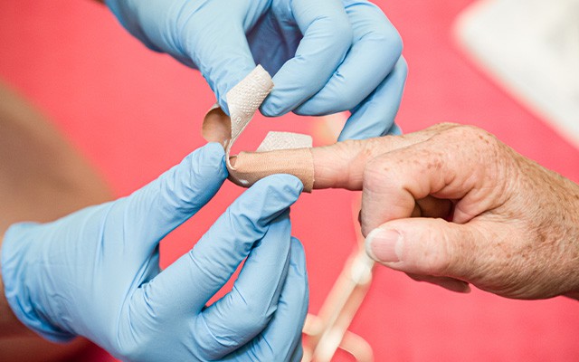 Wunde am Finger wird verartzt