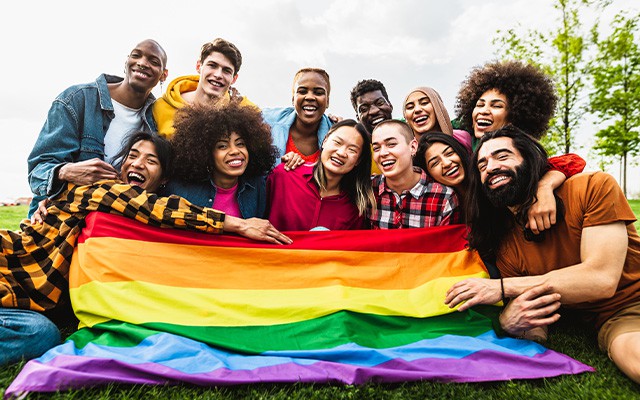 Gruppe von Leuten mit einer Regenbogenflagge