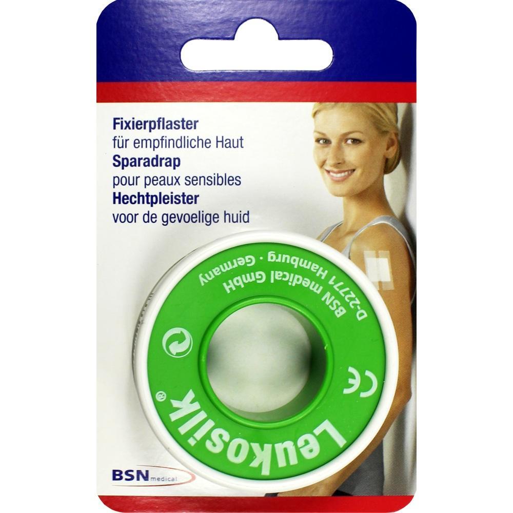 Eine Frau mit Pflaster auf dem Arm und eine grüne Klebebandrolle auf der Verpackung.