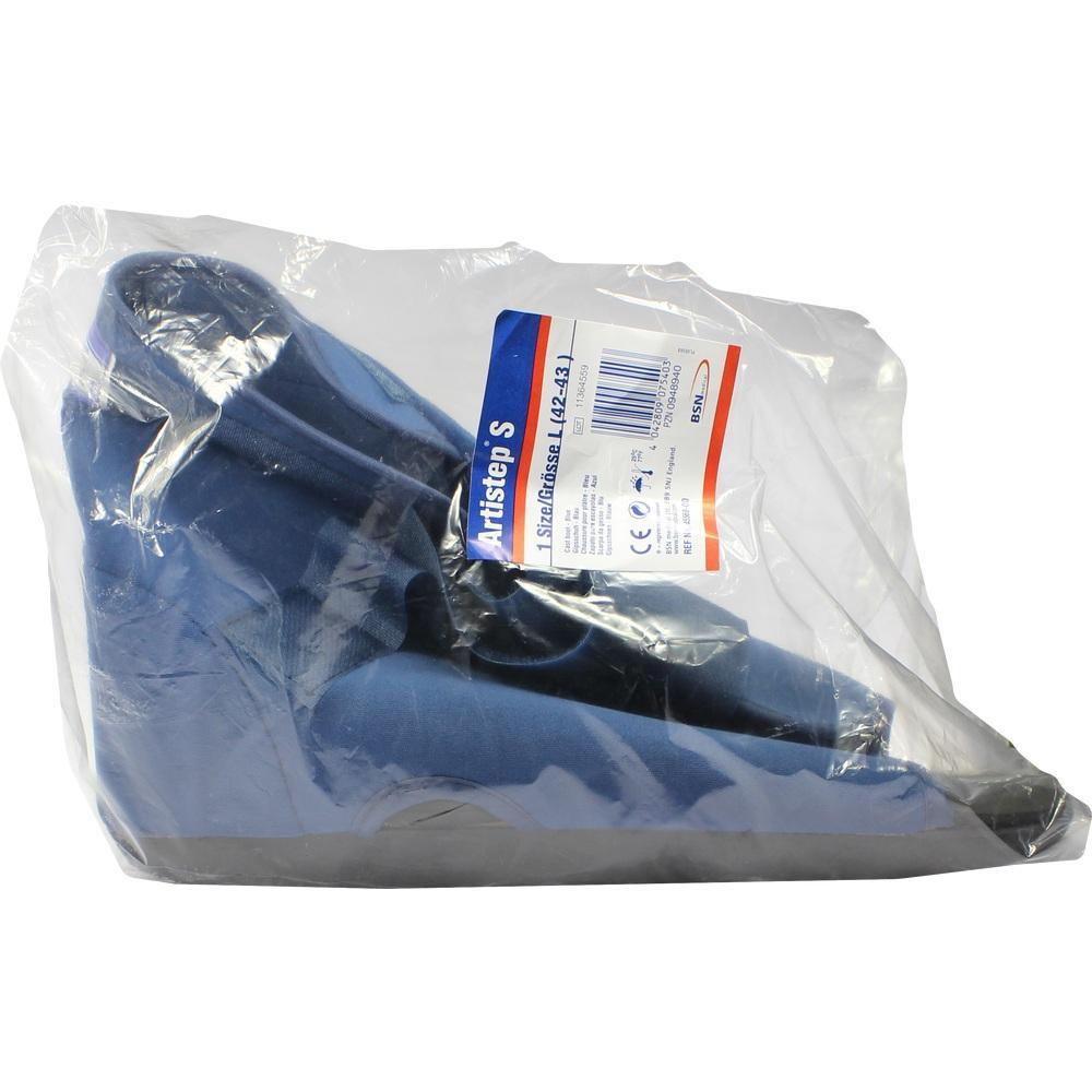 Ein blauer Orthesenschuh in einer transparenten Plastiktüte.