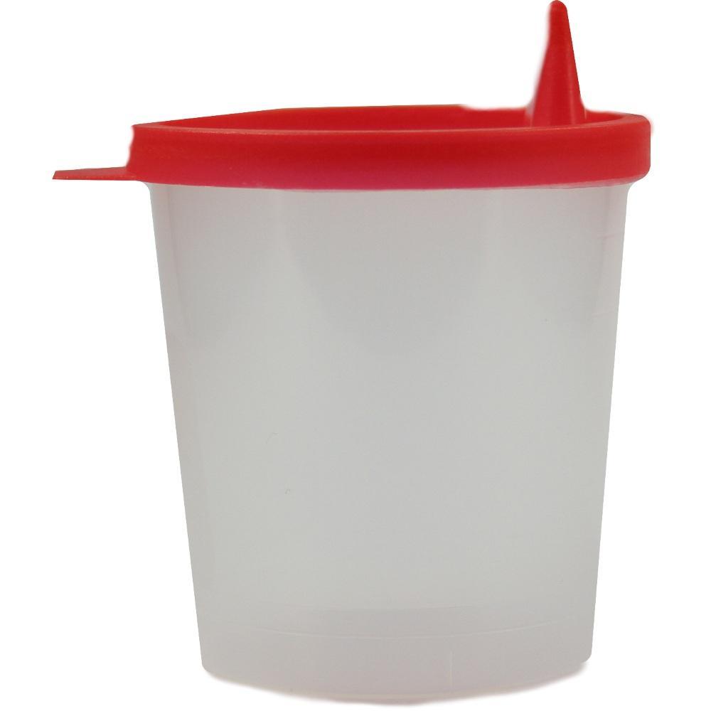 Ein transparenter Becher mit rotem Rand und Ausgießer.