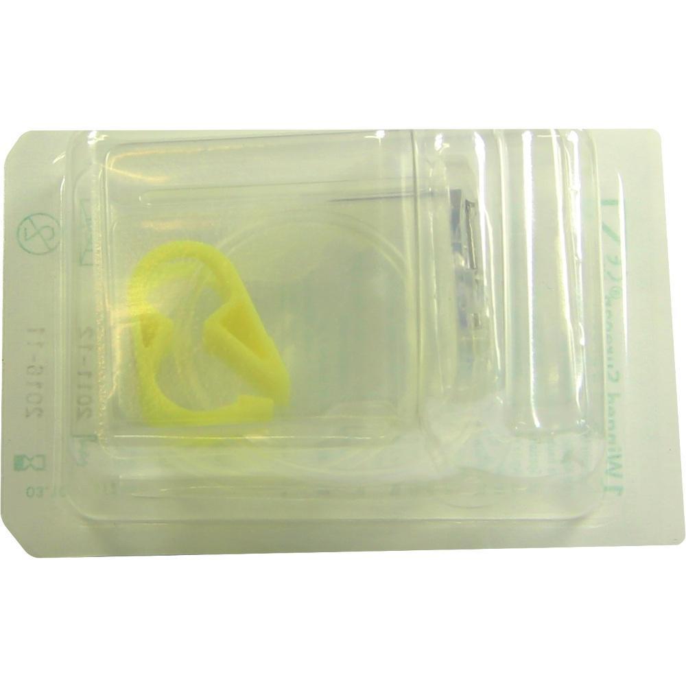Eine geschlossene Blisterverpackung enthält ein gelbes Plastikteil und eine Nadel.