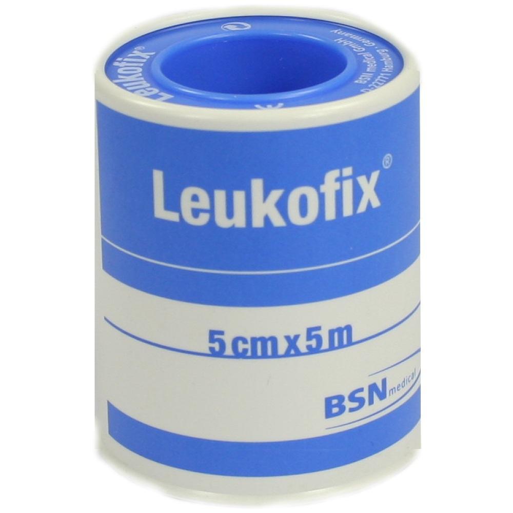 Eine blaue Rolle Leukofix-Pflaster mit den Maßen 5 cm x 5 m.
