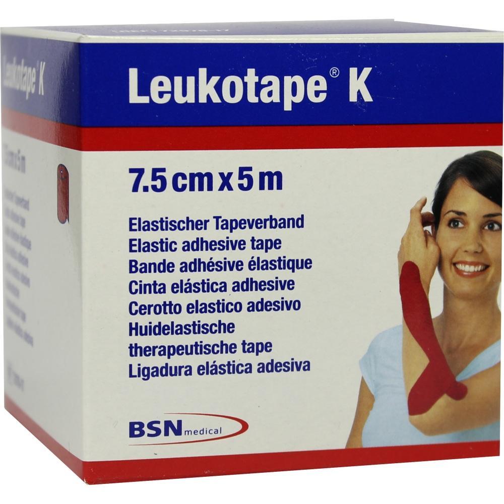Eine Frau lächelt und zeigt auf einen Arm mit rotem Klebeband.
