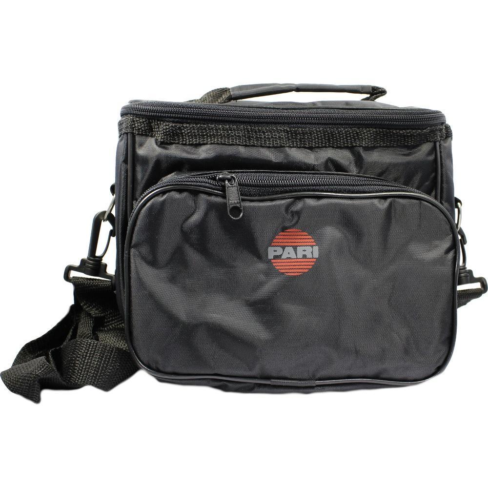 Eine schwarze Tasche mit Reißverschlüssen und einem roten Logo auf der Vorderseite.