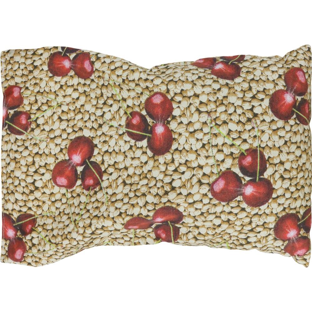 Ein Kissen mit Kirschmuster auf beigem Hintergrund.