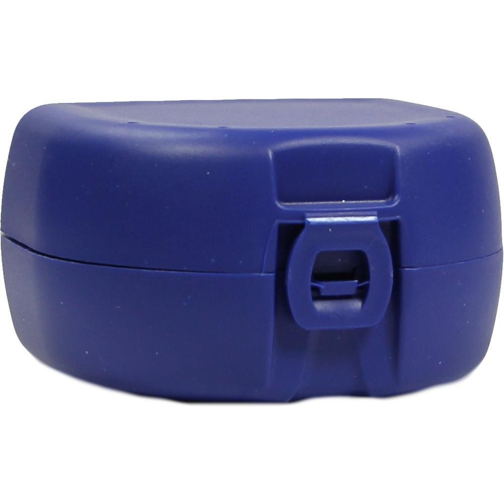 Eine blaue, verschlossene Box mit einem kleinen Verschluss vorne.