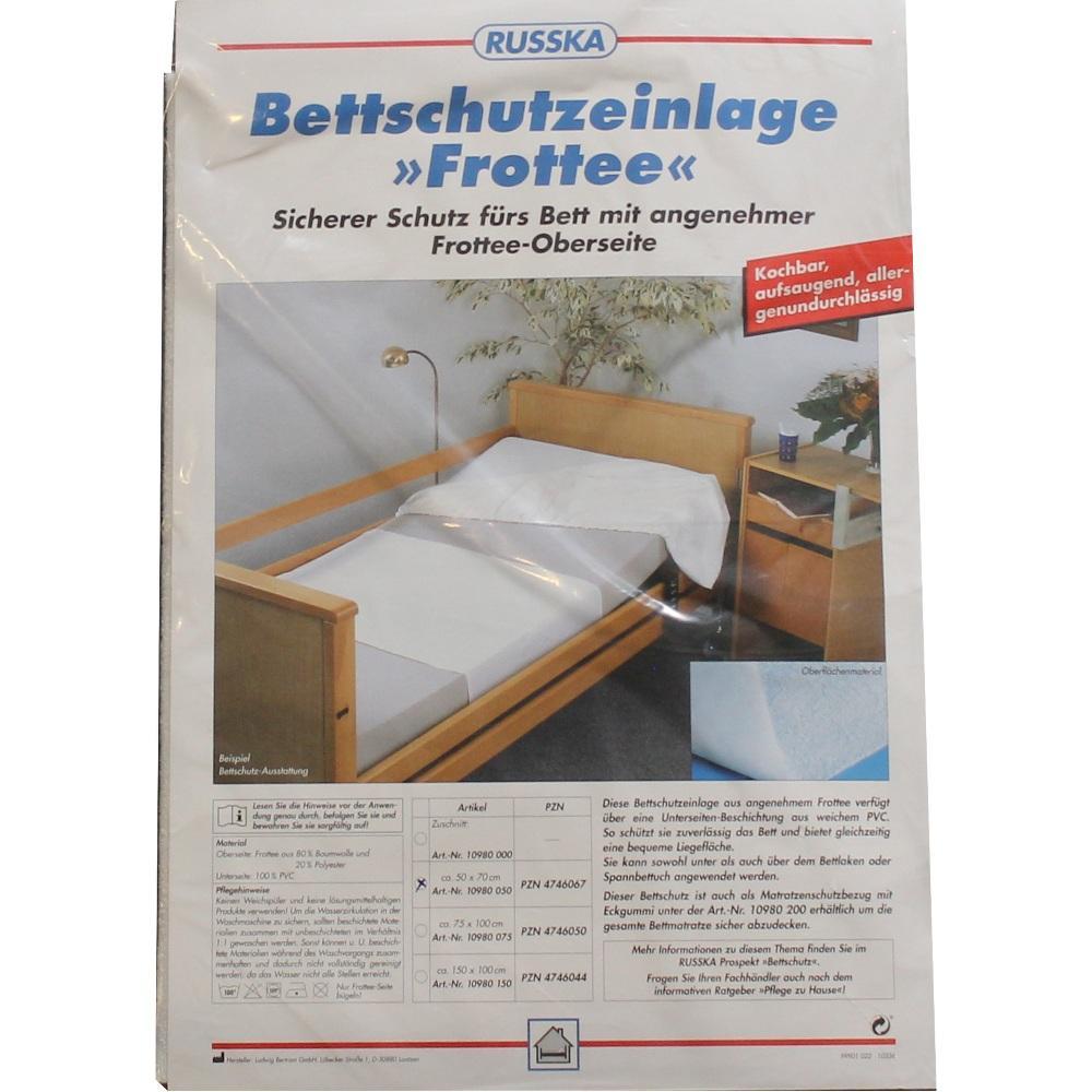 Eine Bettauflage aus Frottee schützt das Bett und ist waschbar.
