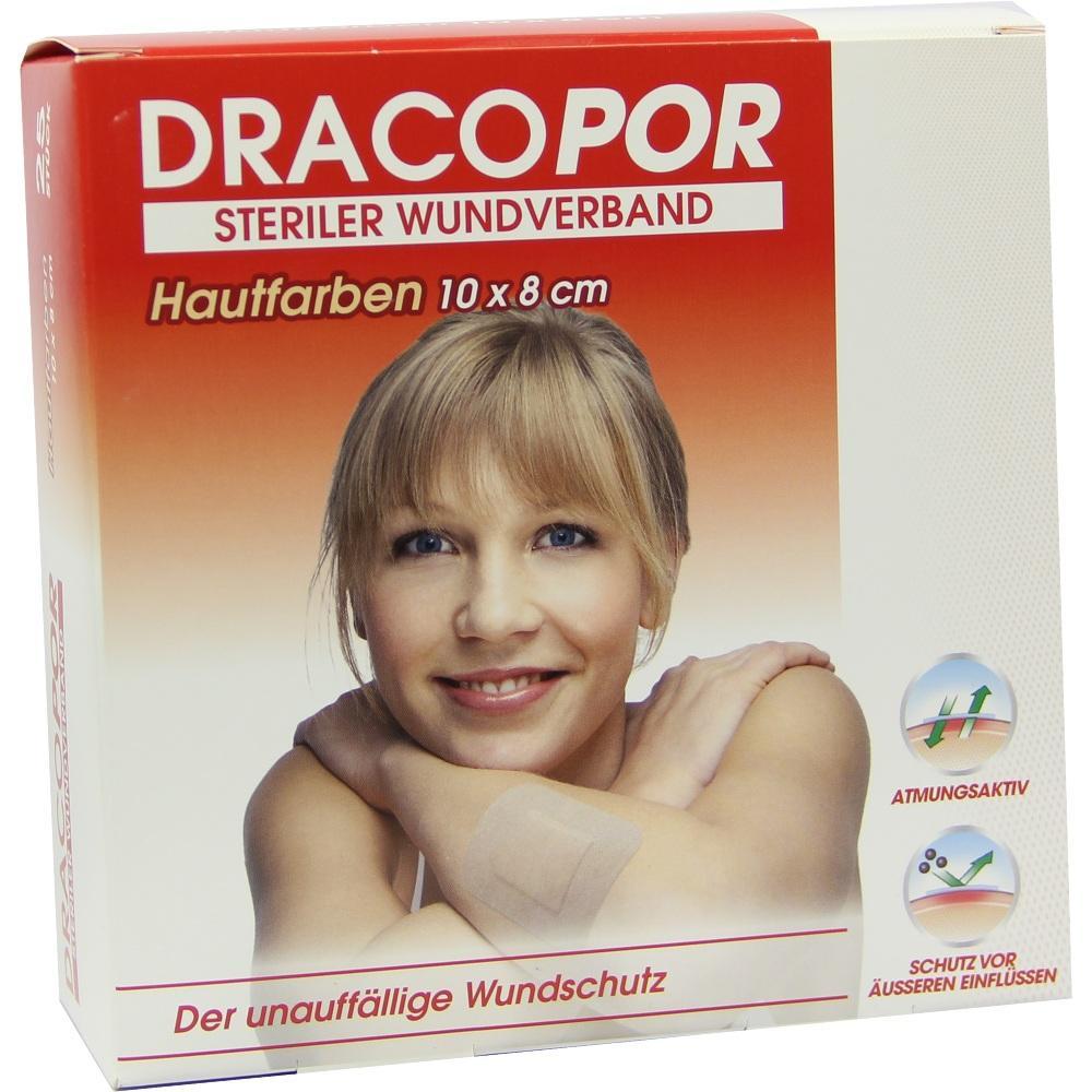 Frau mit Beigetöniger Wundverband auf dem Arm, lächelnd auf rotem Hintergrund.