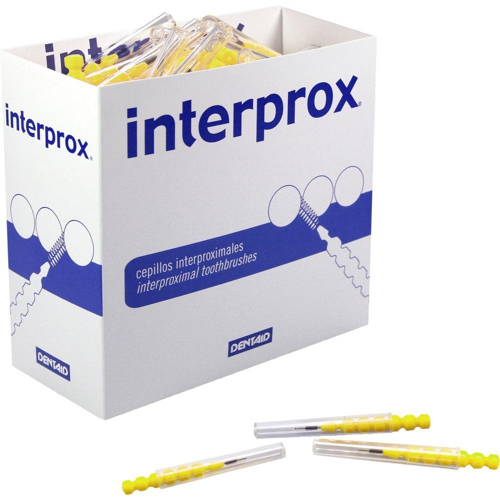 Eine Box mit gelben Interdentalbürsten und drei Bürsten liegen daneben.