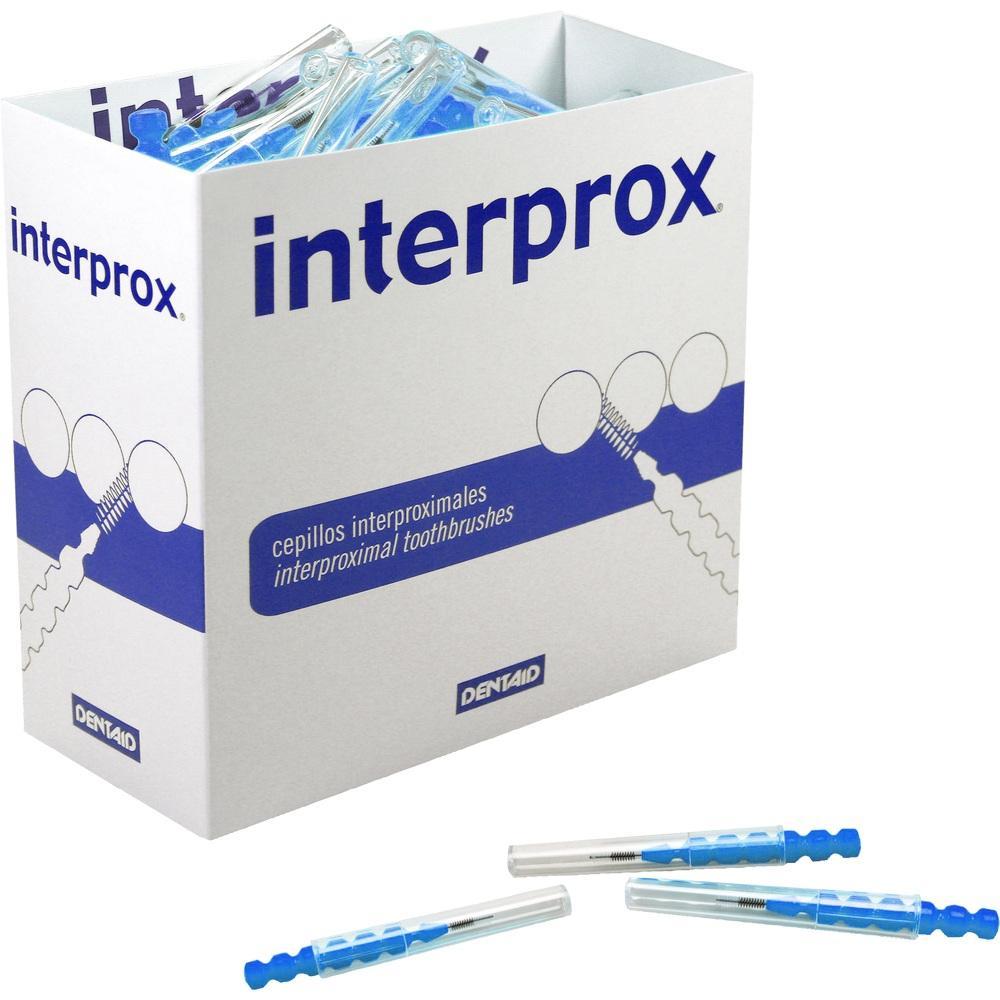 Eine Packung mit blauen Interdentalbürsten und zwei herausgenommenen Bürsten.