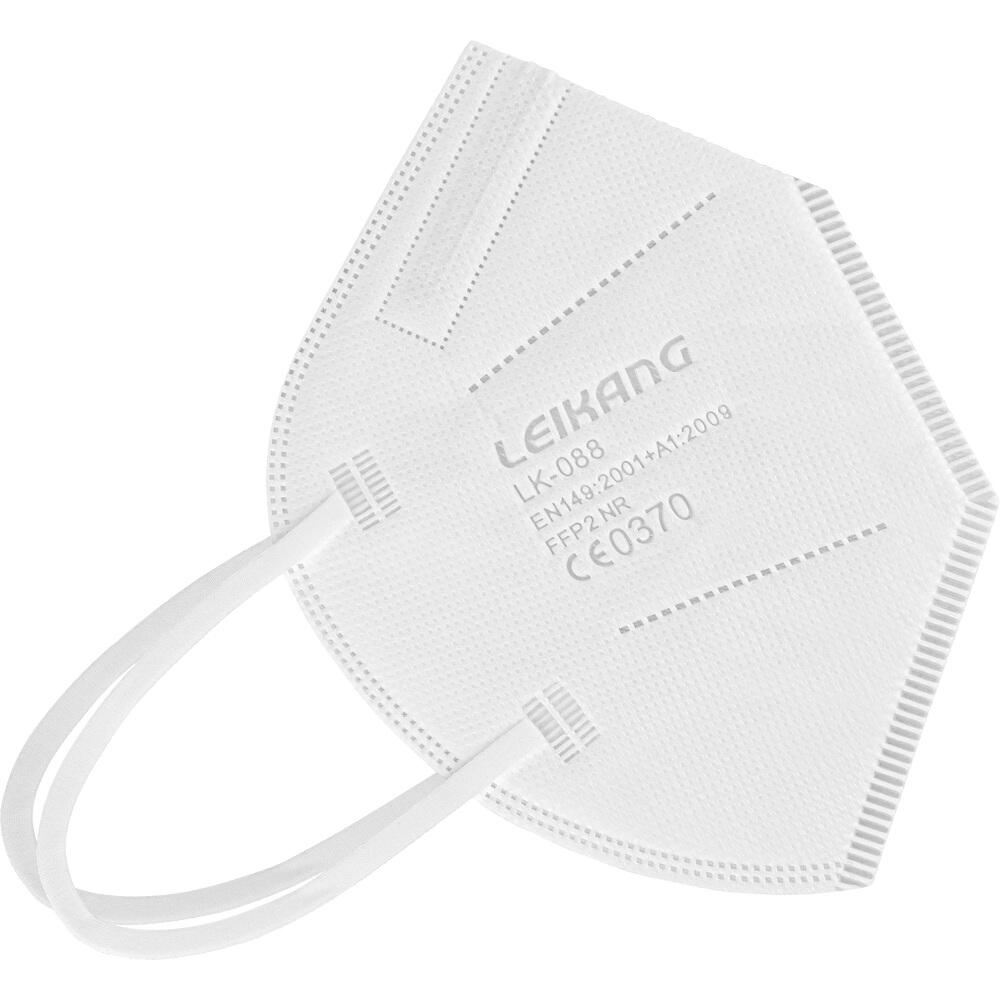 Eine weiße FFP2-Maske mit elastischen Bändern liegt auf einer Seite.