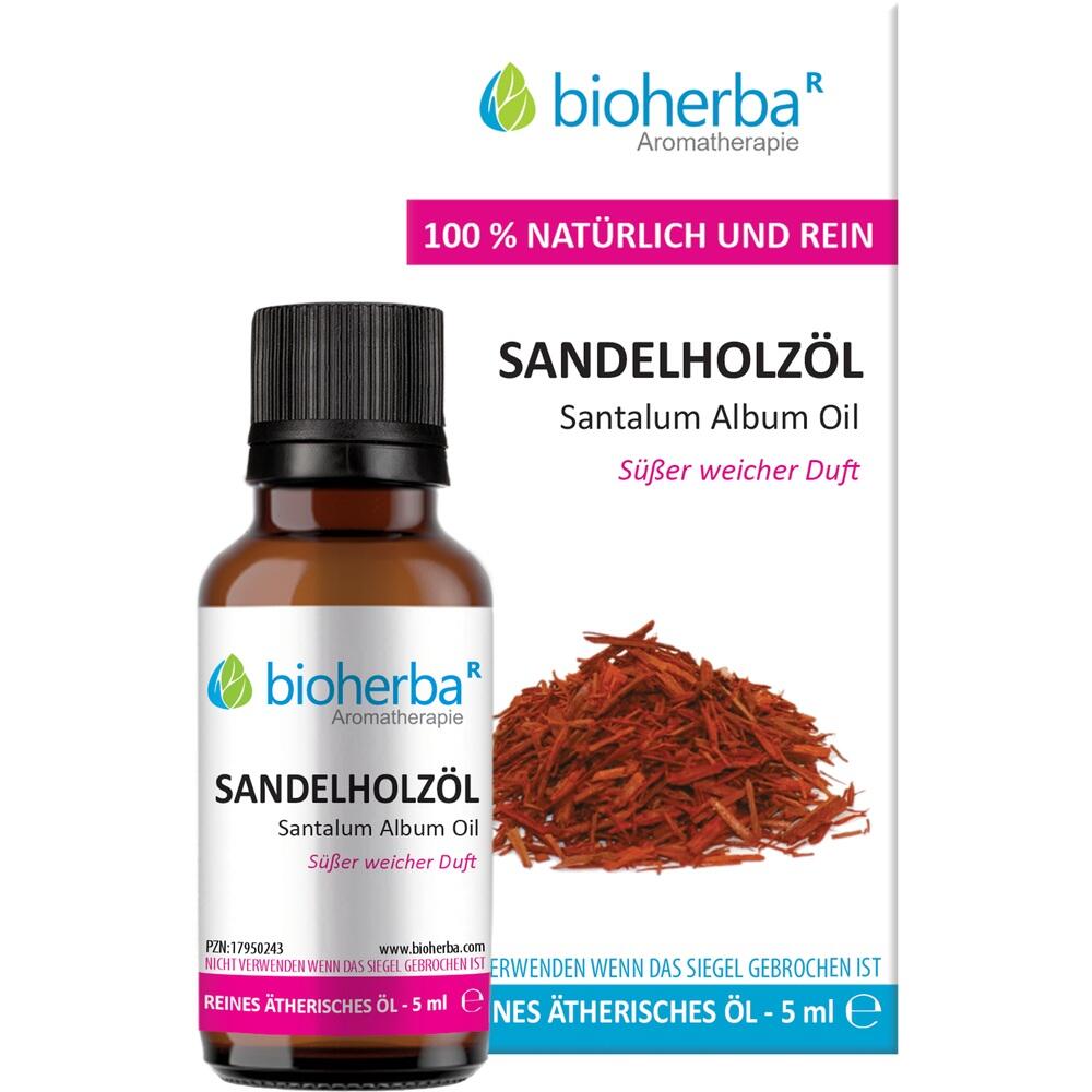 Eine Flasche Sandelholzöl mit Etikett und rotem Sandelholz daneben.