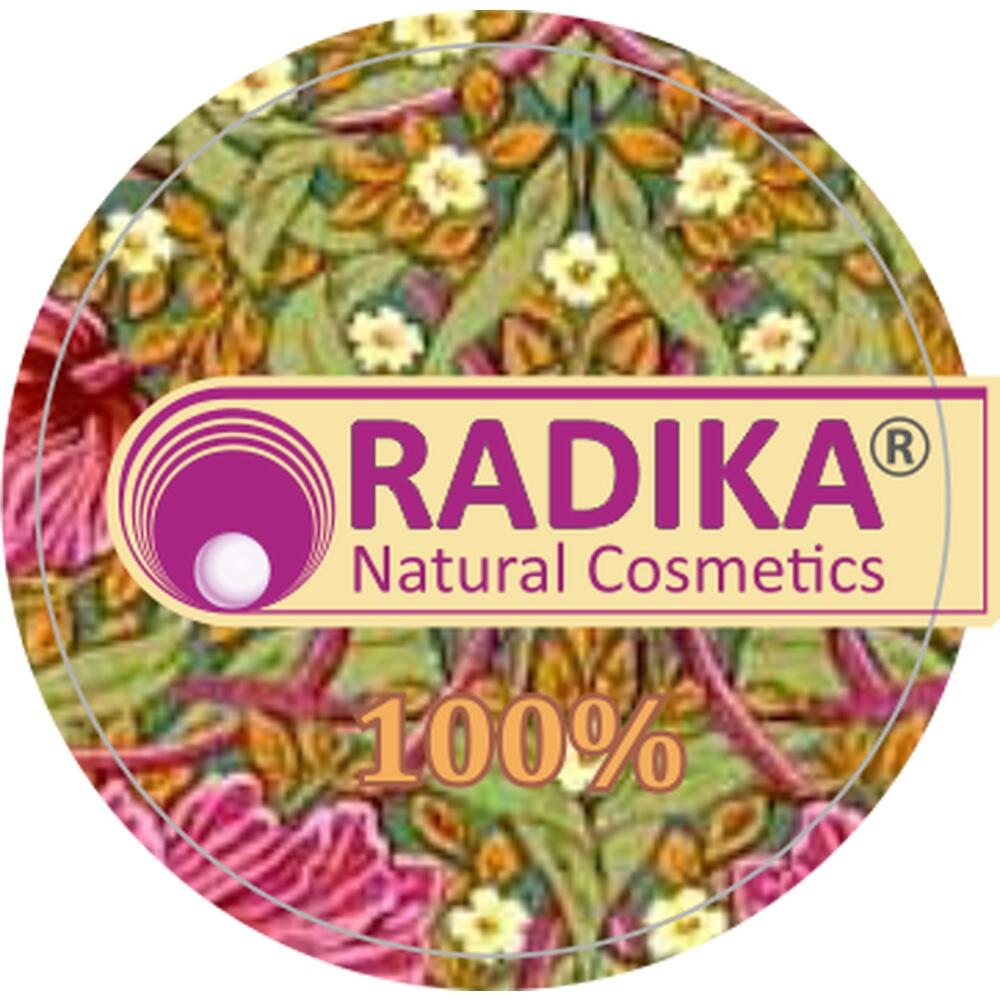 Logo von Radika Natural Cosmetics vor einem bunten Blumendesign.