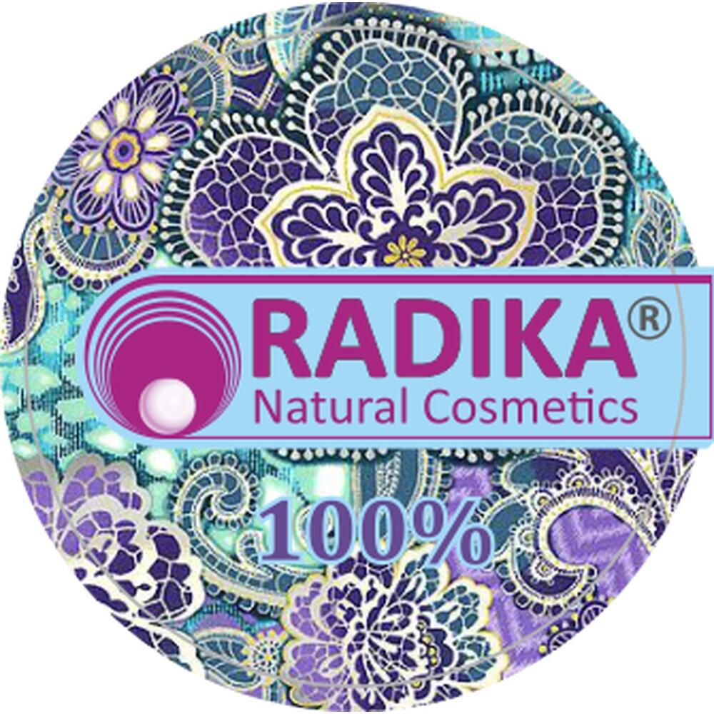 Buntes Blumenmuster mit dem Text "RADIKA Natural Cosmetics 100%" in der Mitte.