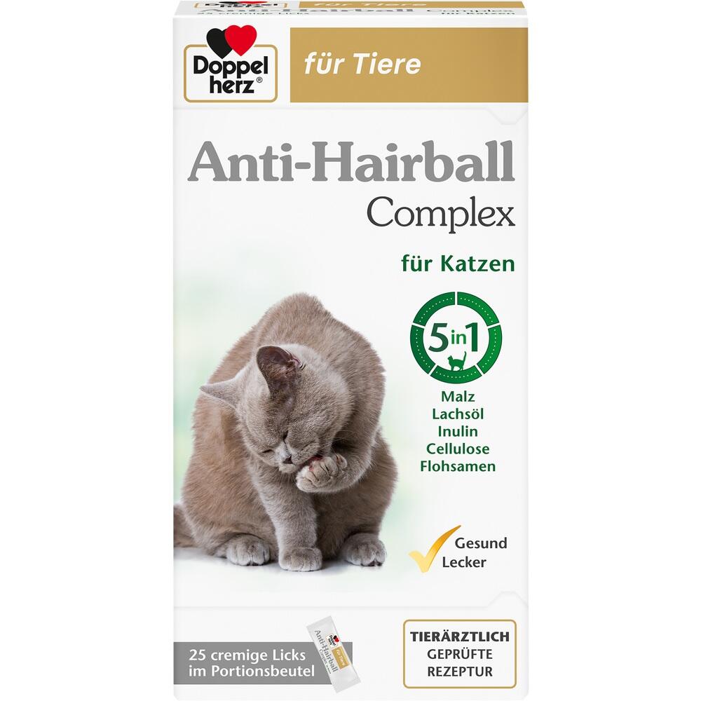 Eine Katze leckt ihre Pfote auf einer Packung Anti-Haarball-Mittel für Katzen.