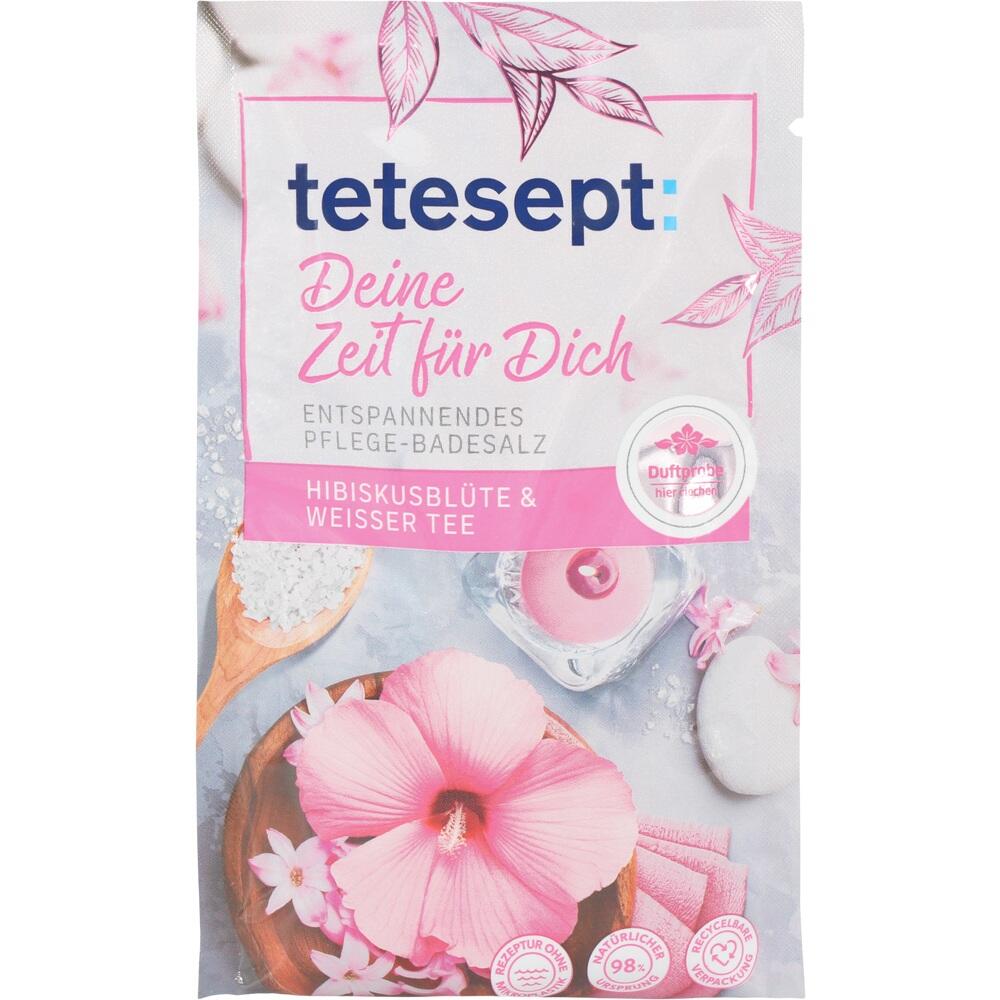 Eine Packung Badesalz mit Hibiskusblüte und weißem Tee, dekoriert mit Blüten.